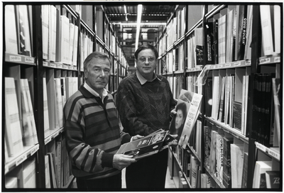 404258 Portret van Gerard Hulsebosch (links) en Bert de Liefde van platenmaatschappij Arcade (Groningenhaven 18) te ...